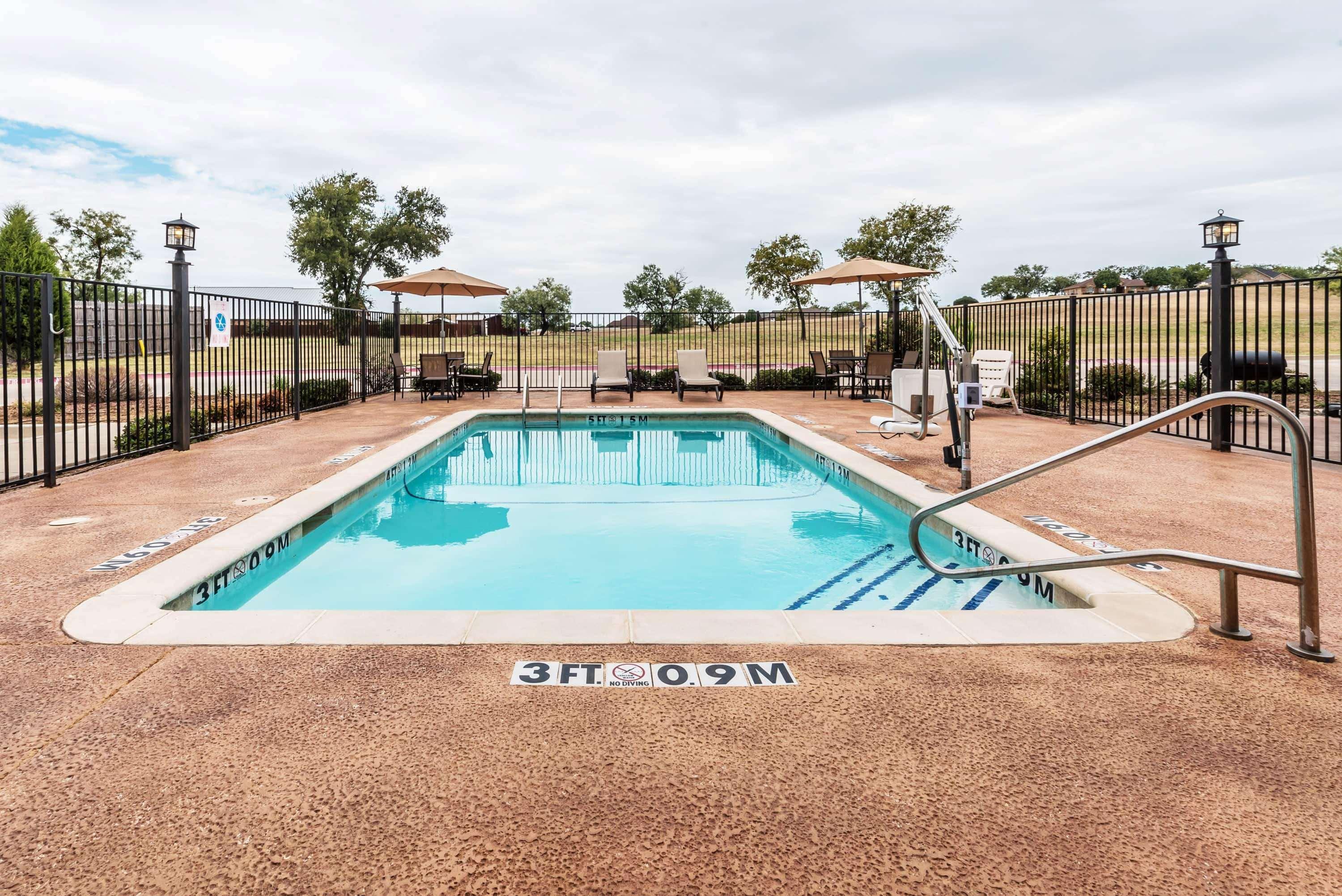 Days Inn & Suites By Wyndham Mineral Wells Extérieur photo